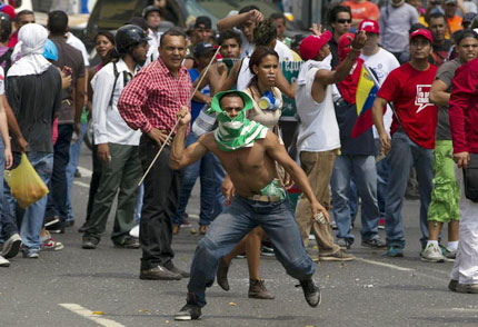 Người biểu tình ủng hộ cố tổng thống Hugo Chavez biểu dương lực lượng ở thủ đô Caracas hôm qua 21-3.